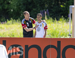 28.05.2026, Fussball DFB-Nationalmannschaft Deutschland, Trainingslager vor der WM in Herzogenaurach, im Homeground bei ADIDAS. Erste Trainingseinheit auf dem Adidas-Sportplatz, v.li: Mannschaftsarzt Dr. Jochen Hahne (GER und FCB) umarmt Jamal Musiala (Bayern München) 