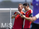 28.05.2026, Fussball DFB-Nationalmannschaft Deutschland, Trainingslager vor der WM in Herzogenaurach, im Homeground bei ADIDAS. Erste Trainingseinheit auf dem Adidas-Sportplatz, v.li: Bundestrainer Julian Nagelsmann (Deutschland) mit Uhrenvergleich mit Co-Trainer Benjamin Hübner (Deutschland) 
