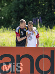 28.05.2026, Fussball DFB-Nationalmannschaft Deutschland, Trainingslager vor der WM in Herzogenaurach, im Homeground bei ADIDAS. Erste Trainingseinheit auf dem Adidas-Sportplatz, v.li: Mannschaftsarzt Dr. Jochen Hahne (GER und FCB) umarmt Jamal Musiala (Bayern München) 