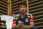 28.05.2026, Fussball DFB-Nationalmannschaft Deutschland, Trainingslager vor der WM in Herzogenaurach, im Homeground bei ADIDAS. Media-Day im Pressezentrum, die Spieler reden mit den Journalisten. Nathaniel Brown (Deutschland) 
