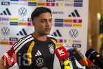 28.05.2026, Fussball DFB-Nationalmannschaft Deutschland, Trainingslager vor der WM in Herzogenaurach, im Homeground bei ADIDAS. Media-Day im Pressezentrum, die Spieler reden mit den Journalisten. Nadiem Amiri (Deutschland) 
