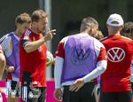 28.05.2026, Fussball DFB-Nationalmannschaft Deutschland, Trainingslager vor der WM in Herzogenaurach, im Homeground bei ADIDAS. Erste Trainingseinheit auf dem Adidas-Sportplatz, Bundestrainer Julian Nagelsmann (Deutschland) gibt Anweisungen.