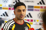 28.05.2026, Fussball DFB-Nationalmannschaft Deutschland, Trainingslager vor der WM in Herzogenaurach, im Homeground bei ADIDAS. Media-Day im Pressezentrum, die Spieler reden mit den Journalisten. Nadiem Amiri (Deutschland) 