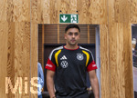 28.05.2026, Fussball DFB-Nationalmannschaft Deutschland, Trainingslager vor der WM in Herzogenaurach, im Homeground bei ADIDAS. Media-Day im Pressezentrum, die Spieler reden mit den Journalisten. Nadiem Amiri (Deutschland) kommt durch eine Türe mit Notausgangs-Schild 