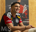 28.05.2026, Fussball DFB-Nationalmannschaft Deutschland, Trainingslager vor der WM in Herzogenaurach, im Homeground bei ADIDAS. Media-Day im Pressezentrum, die Spieler reden mit den Journalisten. Nadiem Amiri (Deutschland) 