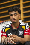 28.05.2026, Fussball DFB-Nationalmannschaft Deutschland, Trainingslager vor der WM in Herzogenaurach, im Homeground bei ADIDAS. Media-Day im Pressezentrum, die Spieler reden mit den Journalisten. Nathaniel Brown (Deutschland) 