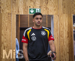 28.05.2026, Fussball DFB-Nationalmannschaft Deutschland, Trainingslager vor der WM in Herzogenaurach, im Homeground bei ADIDAS. Media-Day im Pressezentrum, die Spieler reden mit den Journalisten. Nadiem Amiri (Deutschland) kommt durch eine Türe mit Notausgangs-Schild 
