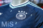 28.05.2026, Fussball DFB-Nationalmannschaft Deutschland, Trainingslager vor der WM in Herzogenaurach, im Homeground bei ADIDAS. Media-Day im Pressezentrum, die Spieler reden mit den Journalisten. Am Rand steht eine Kleiderpuppe mit dem neuen Auswärtstrikot der Deutschen Nationalmannschaft von Adidas. Detail Bundesadler DFB-Logo, 4 Sterne