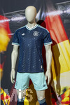 28.05.2026, Fussball DFB-Nationalmannschaft Deutschland, Trainingslager vor der WM in Herzogenaurach, im Homeground bei ADIDAS. Media-Day im Pressezentrum, die Spieler reden mit den Journalisten. Am Rand steht eine Kleiderpuppe mit dem neuen Auswärtstrikot der Deutschen Nationalmannschaft von Adidas.