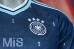 28.05.2026, Fussball DFB-Nationalmannschaft Deutschland, Trainingslager vor der WM in Herzogenaurach, im Homeground bei ADIDAS. Media-Day im Pressezentrum, die Spieler reden mit den Journalisten. Am Rand steht eine Kleiderpuppe mit dem neuen Auswärtstrikot der Deutschen Nationalmannschaft von Adidas. Detail Bundesadler DFB-Logo, 4 Sterne 