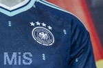 28.05.2026, Fussball DFB-Nationalmannschaft Deutschland, Trainingslager vor der WM in Herzogenaurach, im Homeground bei ADIDAS. Media-Day im Pressezentrum, die Spieler reden mit den Journalisten. Am Rand steht eine Kleiderpuppe mit dem neuen Auswärtstrikot der Deutschen Nationalmannschaft von Adidas. Detail Bundesadler DFB-Logo, 4 Sterne 