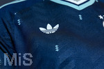 28.05.2026, Fussball DFB-Nationalmannschaft Deutschland, Trainingslager vor der WM in Herzogenaurach, im Homeground bei ADIDAS. Media-Day im Pressezentrum, die Spieler reden mit den Journalisten. Am Rand steht eine Kleiderpuppe mit dem neuen Auswärtstrikot der Deutschen Nationalmannschaft von Adidas. Detail ADIDAS LOGO