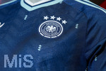28.05.2026, Fussball DFB-Nationalmannschaft Deutschland, Trainingslager vor der WM in Herzogenaurach, im Homeground bei ADIDAS. Media-Day im Pressezentrum, die Spieler reden mit den Journalisten. Am Rand steht eine Kleiderpuppe mit dem neuen Auswärtstrikot der Deutschen Nationalmannschaft von Adidas. Detail Bundesadler DFB-Logo, 4 Sterne 