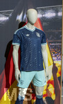 28.05.2026, Fussball DFB-Nationalmannschaft Deutschland, Trainingslager vor der WM in Herzogenaurach, im Homeground bei ADIDAS. Media-Day im Pressezentrum, die Spieler reden mit den Journalisten. Am Rand steht eine Kleiderpuppe mit dem neuen Auswärtstrikot der Deutschen Nationalmannschaft von Adidas.