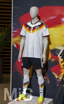 28.05.2026, Fussball DFB-Nationalmannschaft Deutschland, Trainingslager vor der WM in Herzogenaurach, im Homeground bei ADIDAS. Media-Day im Pressezentrum, die Spieler reden mit den Journalisten. Am Rand steht eine Kleiderpuppe mit dem Heim-Trikot der Deutschen Nationalmannschaft von Adidas.  