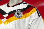 28.05.2026, Fussball DFB-Nationalmannschaft Deutschland, Trainingslager vor der WM in Herzogenaurach, im Homeground bei ADIDAS. Media-Day im Pressezentrum, die Spieler reden mit den Journalisten. Am Rand steht eine Kleiderpuppe mit dem Heim-Trikot der Deutschen Nationalmannschaft von Adidas. Detail Bundesadler DFB-Logo, 4 Sterne 