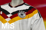 28.05.2026, Fussball DFB-Nationalmannschaft Deutschland, Trainingslager vor der WM in Herzogenaurach, im Homeground bei ADIDAS. Media-Day im Pressezentrum, die Spieler reden mit den Journalisten. Am Rand steht eine Kleiderpuppe mit dem Heim-Trikot der Deutschen Nationalmannschaft von Adidas. Detail Bundesadler DFB-Logo, 4 Sterne 