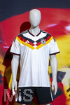 28.05.2026, Fussball DFB-Nationalmannschaft Deutschland, Trainingslager vor der WM in Herzogenaurach, im Homeground bei ADIDAS. Media-Day im Pressezentrum, die Spieler reden mit den Journalisten. Am Rand steht eine Kleiderpuppe mit dem Heim-Trikot der Deutschen Nationalmannschaft von Adidas. 