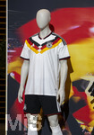 28.05.2026, Fussball DFB-Nationalmannschaft Deutschland, Trainingslager vor der WM in Herzogenaurach, im Homeground bei ADIDAS. Media-Day im Pressezentrum, die Spieler reden mit den Journalisten. Am Rand steht eine Kleiderpuppe mit dem Heim-Trikot der Deutschen Nationalmannschaft von Adidas. 