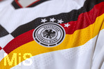 28.05.2026, Fussball DFB-Nationalmannschaft Deutschland, Trainingslager vor der WM in Herzogenaurach, im Homeground bei ADIDAS. Media-Day im Pressezentrum, die Spieler reden mit den Journalisten. Am Rand steht eine Kleiderpuppe mit dem Heim-Trikot der Deutschen Nationalmannschaft von Adidas. Detail Bundesadler DFB-Logo, 4 Sterne 