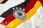 28.05.2026, Fussball DFB-Nationalmannschaft Deutschland, Trainingslager vor der WM in Herzogenaurach, im Homeground bei ADIDAS. Media-Day im Pressezentrum, die Spieler reden mit den Journalisten. Am Rand steht eine Kleiderpuppe mit dem Heim-Trikot der Deutschen Nationalmannschaft von Adidas. Detail Bundesadler DFB-Logo, 4 Sterne 