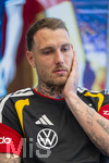 28.05.2026, Fussball DFB-Nationalmannschaft Deutschland, Trainingslager vor der WM in Herzogenaurach, im Homeground bei ADIDAS. Media-Day im Pressezentrum, die Spieler reden mit den Journalisten.  David Raum (Deutschland) nachdenklich 