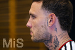 28.05.2026, Fussball DFB-Nationalmannschaft Deutschland, Trainingslager vor der WM in Herzogenaurach, im Homeground bei ADIDAS. Media-Day im Pressezentrum, die Spieler reden mit den Journalisten.  David Raum (Deutschland) nachdenklich 