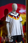 28.05.2026, Fussball DFB-Nationalmannschaft Deutschland, Trainingslager vor der WM in Herzogenaurach, im Homeground bei ADIDAS. Media-Day im Pressezentrum, die Spieler reden mit den Journalisten. Am Rand steht eine Kleiderpuppe mit dem Heim-Trikot der Deutschen Nationalmannschaft von Adidas.  