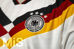 28.05.2026, Fussball DFB-Nationalmannschaft Deutschland, Trainingslager vor der WM in Herzogenaurach, im Homeground bei ADIDAS. Media-Day im Pressezentrum, die Spieler reden mit den Journalisten. Am Rand steht eine Kleiderpuppe mit dem Heim-Trikot der Deutschen Nationalmannschaft von Adidas. Detail Bundesadler DFB-Logo, 4 Sterne 