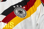 28.05.2026, Fussball DFB-Nationalmannschaft Deutschland, Trainingslager vor der WM in Herzogenaurach, im Homeground bei ADIDAS. Media-Day im Pressezentrum, die Spieler reden mit den Journalisten. Am Rand steht eine Kleiderpuppe mit dem Heim-Trikot der Deutschen Nationalmannschaft von Adidas. Detail Bundesadler DFB-Logo, 4 Sterne 