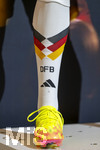 28.05.2026, Fussball DFB-Nationalmannschaft Deutschland, Trainingslager vor der WM in Herzogenaurach, im Homeground bei ADIDAS. Media-Day im Pressezentrum, die Spieler reden mit den Journalisten. Am Rand steht eine Kleiderpuppe mit dem Heim-Trikot der Deutschen Nationalmannschaft von Adidas.  Detail Socken mit Logo DFB Adidas 