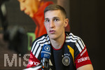 28.05.2026, Fussball DFB-Nationalmannschaft Deutschland, Trainingslager vor der WM in Herzogenaurach, im Homeground bei ADIDAS. Media-Day im Pressezentrum, die Spieler reden mit den Journalisten. Nico Schlotterbeck (Deutschland) 