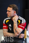 28.05.2026, Fussball DFB-Nationalmannschaft Deutschland, Trainingslager vor der WM in Herzogenaurach, im Homeground bei ADIDAS. Media-Day im Pressezentrum, die Spieler reden mit den Journalisten.  David Raum (Deutschland) nachdenklich 