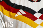 28.05.2026, Fussball DFB-Nationalmannschaft Deutschland, Trainingslager vor der WM in Herzogenaurach, im Homeground bei ADIDAS. Media-Day im Pressezentrum, die Spieler reden mit den Journalisten. Am Rand steht eine Kleiderpuppe mit dem Heim-Trikot der Deutschen Nationalmannschaft von Adidas. Detail Adidas Logo