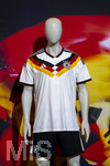 28.05.2026, Fussball DFB-Nationalmannschaft Deutschland, Trainingslager vor der WM in Herzogenaurach, im Homeground bei ADIDAS. Media-Day im Pressezentrum, die Spieler reden mit den Journalisten. Am Rand steht eine Kleiderpuppe mit dem Heim-Trikot der Deutschen Nationalmannschaft von Adidas. 
