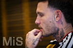 28.05.2026, Fussball DFB-Nationalmannschaft Deutschland, Trainingslager vor der WM in Herzogenaurach, im Homeground bei ADIDAS. Media-Day im Pressezentrum, die Spieler reden mit den Journalisten.  David Raum (Deutschland) nachdenklich 