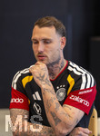 28.05.2026, Fussball DFB-Nationalmannschaft Deutschland, Trainingslager vor der WM in Herzogenaurach, im Homeground bei ADIDAS. Media-Day im Pressezentrum, die Spieler reden mit den Journalisten.  David Raum (Deutschland) nachdenklich 