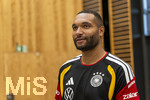 28.05.2026, Fussball DFB-Nationalmannschaft Deutschland, Trainingslager vor der WM in Herzogenaurach, im Homeground bei ADIDAS. Media-Day im Pressezentrum, die Spieler reden mit den Journalisten.  Jonathan Tah (Deutschland) 