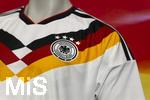 28.05.2026, Fussball DFB-Nationalmannschaft Deutschland, Trainingslager vor der WM in Herzogenaurach, im Homeground bei ADIDAS. Media-Day im Pressezentrum, die Spieler reden mit den Journalisten. Am Rand steht eine Kleiderpuppe mit dem Heim-Trikot der Deutschen Nationalmannschaft von Adidas. Detail Bundesadler DFB-Logo, 4 Sterne 