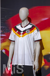 28.05.2026, Fussball DFB-Nationalmannschaft Deutschland, Trainingslager vor der WM in Herzogenaurach, im Homeground bei ADIDAS. Media-Day im Pressezentrum, die Spieler reden mit den Journalisten. Am Rand steht eine Kleiderpuppe mit dem Heim-Trikot der Deutschen Nationalmannschaft von Adidas. 