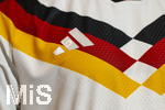 28.05.2026, Fussball DFB-Nationalmannschaft Deutschland, Trainingslager vor der WM in Herzogenaurach, im Homeground bei ADIDAS. Media-Day im Pressezentrum, die Spieler reden mit den Journalisten. Am Rand steht eine Kleiderpuppe mit dem Heim-Trikot der Deutschen Nationalmannschaft von Adidas. Detail Adidas Logo