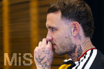28.05.2026, Fussball DFB-Nationalmannschaft Deutschland, Trainingslager vor der WM in Herzogenaurach, im Homeground bei ADIDAS. Media-Day im Pressezentrum, die Spieler reden mit den Journalisten.  David Raum (Deutschland) nachdenklich 