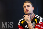 28.05.2026, Fussball DFB-Nationalmannschaft Deutschland, Trainingslager vor der WM in Herzogenaurach, im Homeground bei ADIDAS. Media-Day im Pressezentrum, die Spieler reden mit den Journalisten.  David Raum (Deutschland) nachdenklich 