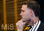28.05.2026, Fussball DFB-Nationalmannschaft Deutschland, Trainingslager vor der WM in Herzogenaurach, im Homeground bei ADIDAS. Media-Day im Pressezentrum, die Spieler reden mit den Journalisten.  David Raum (Deutschland) nachdenklich 