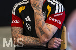 28.05.2026, Fussball DFB-Nationalmannschaft Deutschland, Trainingslager vor der WM in Herzogenaurach, im Homeground bei ADIDAS. Media-Day im Pressezentrum, die Spieler reden mit den Journalisten.  David Raum (Deutschland) nachdenklich, Detail Tätowierungen an Hand und Armen 