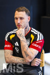 28.05.2026, Fussball DFB-Nationalmannschaft Deutschland, Trainingslager vor der WM in Herzogenaurach, im Homeground bei ADIDAS. Media-Day im Pressezentrum, die Spieler reden mit den Journalisten.  David Raum (Deutschland) nachdenklich 