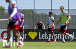 28.05.2026, Fussball DFB-Nationalmannschaft Deutschland, Trainingslager vor der WM in Herzogenaurach, im Homeground bei ADIDAS. Erste Trainingseinheit auf dem Adidas-Sportplatz, Teampsychologe Dr. Philipp Laux (Deutschland) schaut dem Training zu.
