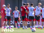 28.05.2026, Fussball DFB-Nationalmannschaft Deutschland, Trainingslager vor der WM in Herzogenaurach, im Homeground bei ADIDAS. Erste Trainingseinheit auf dem Adidas-Sportplatz, v.li: Felix Nmecha (Deutschland), Lennart Karl (Deutschland), David Raum (Deutschland) 