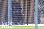 28.05.2026, Fussball DFB-Nationalmannschaft Deutschland, Trainingslager vor der WM in Herzogenaurach, im Homeground bei ADIDAS. Erste Trainingseinheit auf dem Adidas-Sportplatz, ADIDAS CEO Björn Gulden geht auf Krücken vom Sportplatz weg.