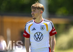28.05.2026, Fussball DFB-Nationalmannschaft Deutschland, Trainingslager vor der WM in Herzogenaurach, im Homeground bei ADIDAS. Erste Trainingseinheit auf dem Adidas-Sportplatz, Lennart Karl (Deutschland) nachdenklich 